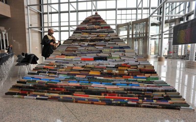 Piramida od knjiga