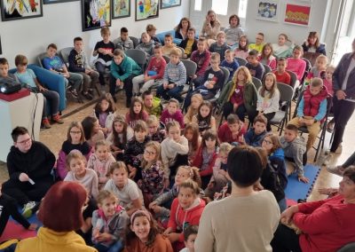 Predstavljanje Priče o mački u kampanelu školskoj djeci u Bolu